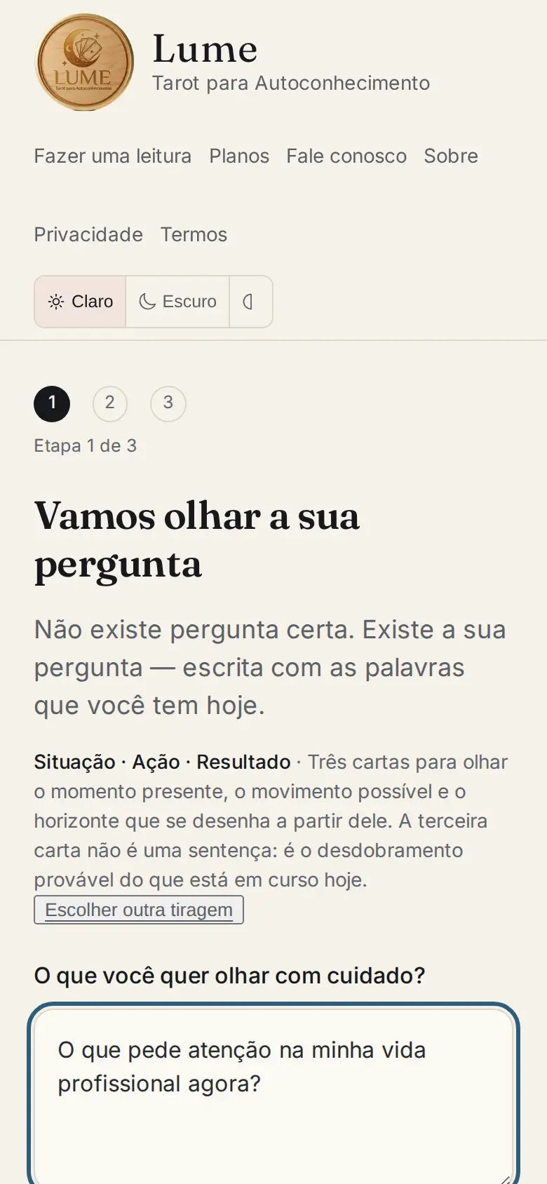 Campo de texto com a pergunta escrita, acima do botão que embaralha as cartas.
